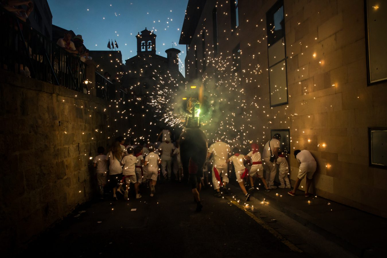 A* Jesús Garzaron
F* 2016_07_06
T* Toro de fuego AMBIENTE  
L* Cuesta Santo Domingo, Plaza Consistorial, calle Nueva, Pamplona