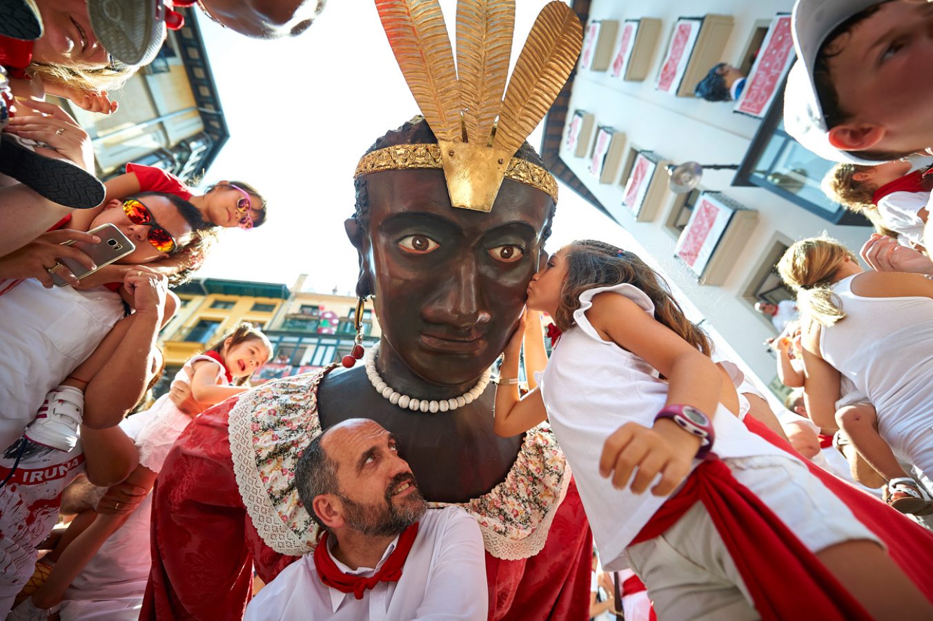 Una niña se despide con un beso de Braulia en la Plaza del Ayuntamiento durante los sanfermines de 2018